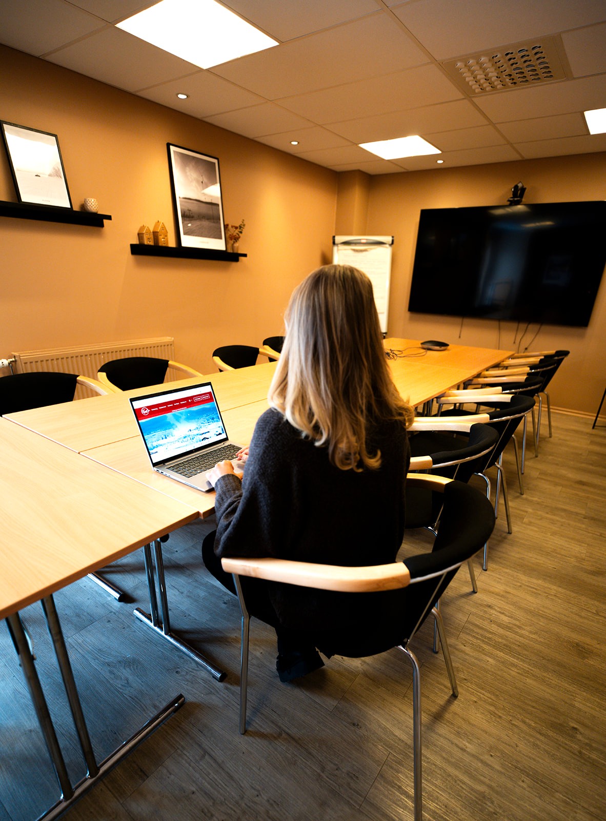 Team member at the office in Hemavan